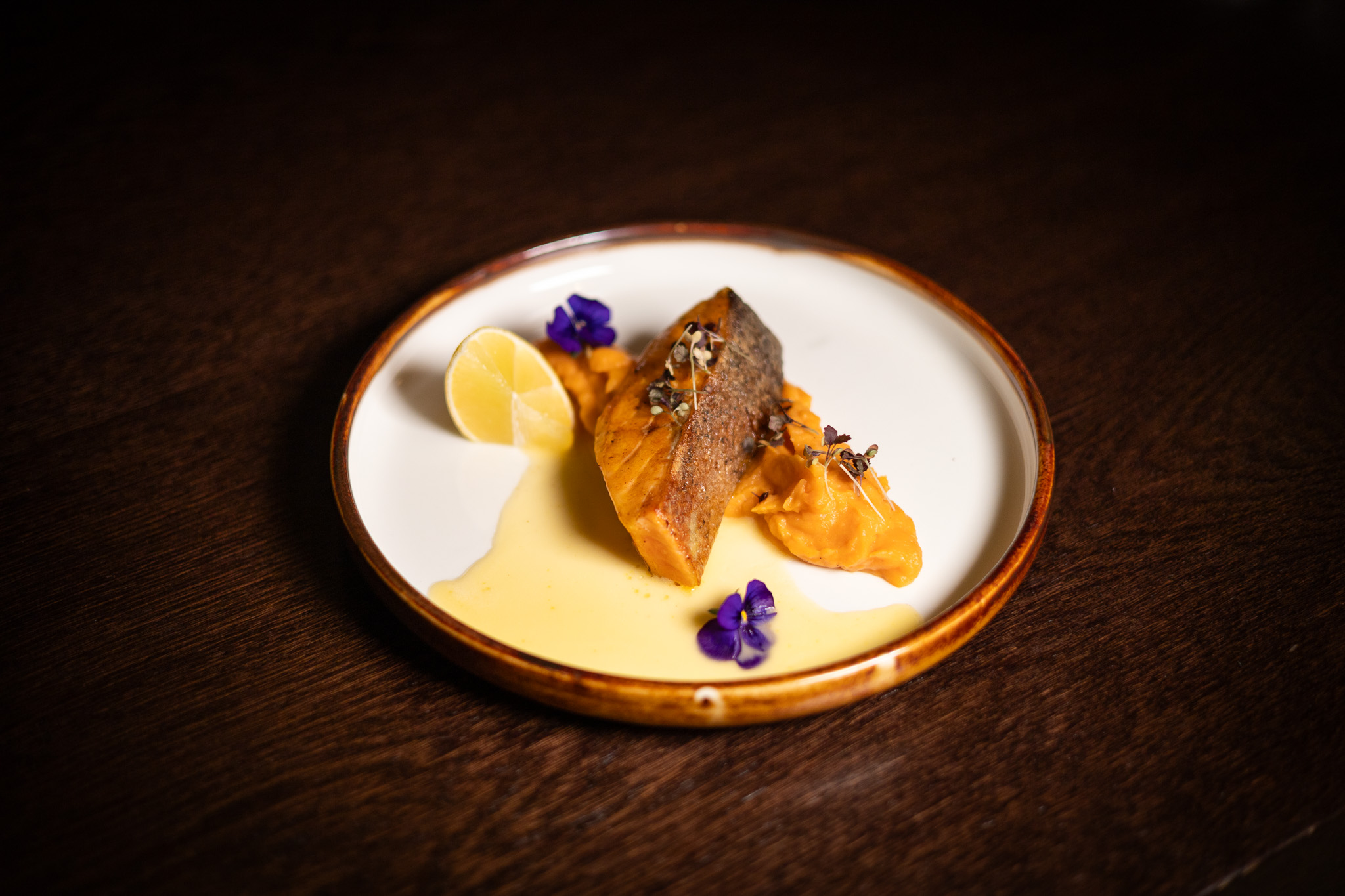 FILETTO DI SALMONE ALLA GRIGLIA CON BEURRE BLANC AL LIMONE, PURÈ DI PATATE DOLCI E COCCO