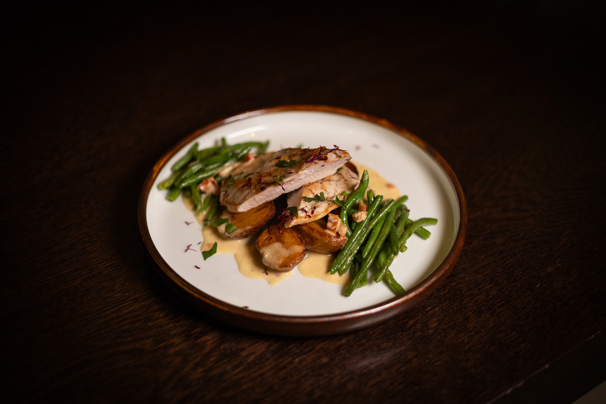 PETTO DI POLLO ALLA GRIGLIA, PATATE GRENAILLE AL FORNO CON FAGIOLINI, SALSA CREMOSA ALLO CHAMPAGNE E POMODORI SECCHI