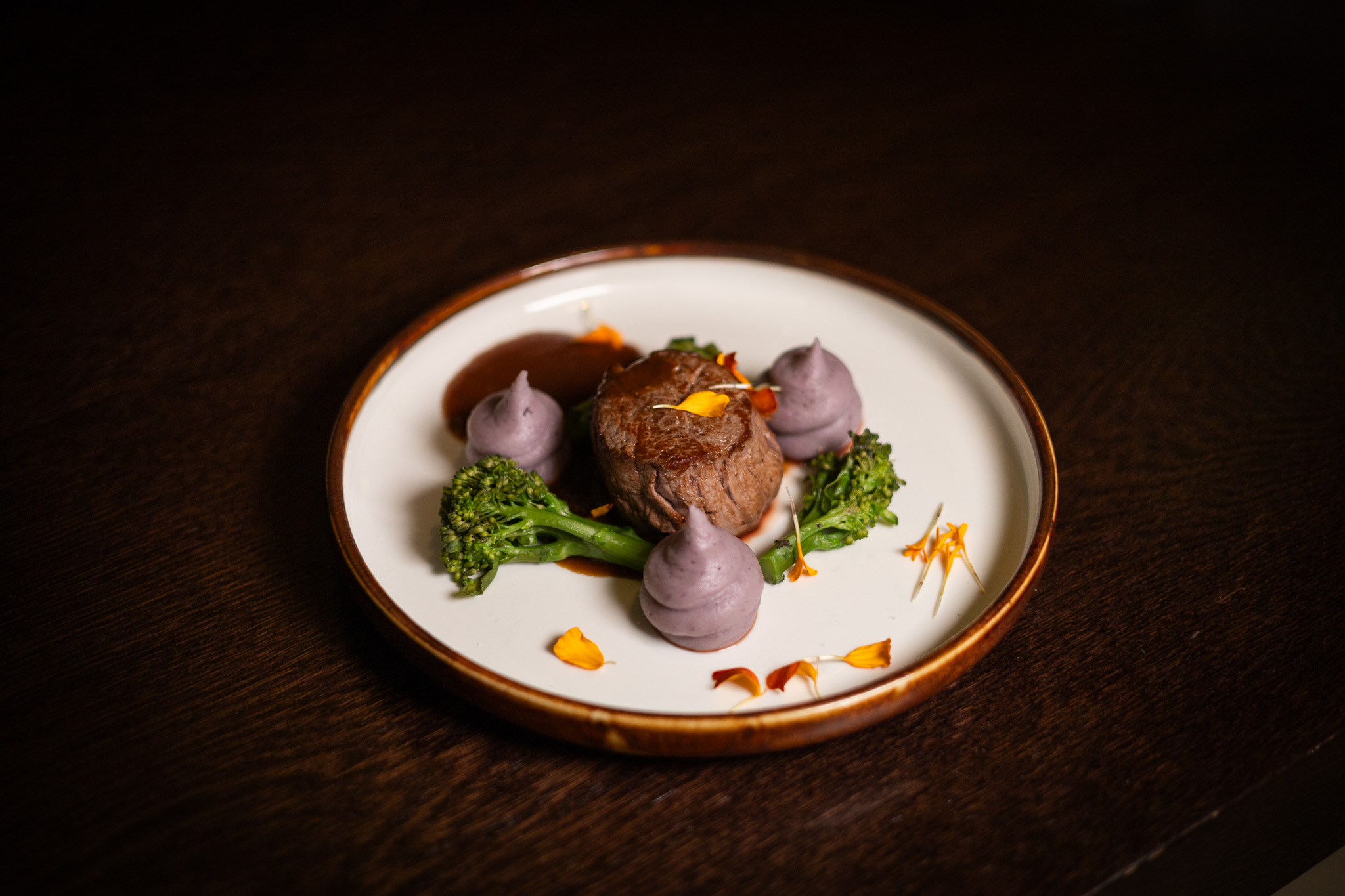 FILETTO DI MANZO ALLA GRIGLIA CON PURÈ DI PATATE VIOLA, BROCCOLI SELVATICI E SALSA DEMI-GLACE