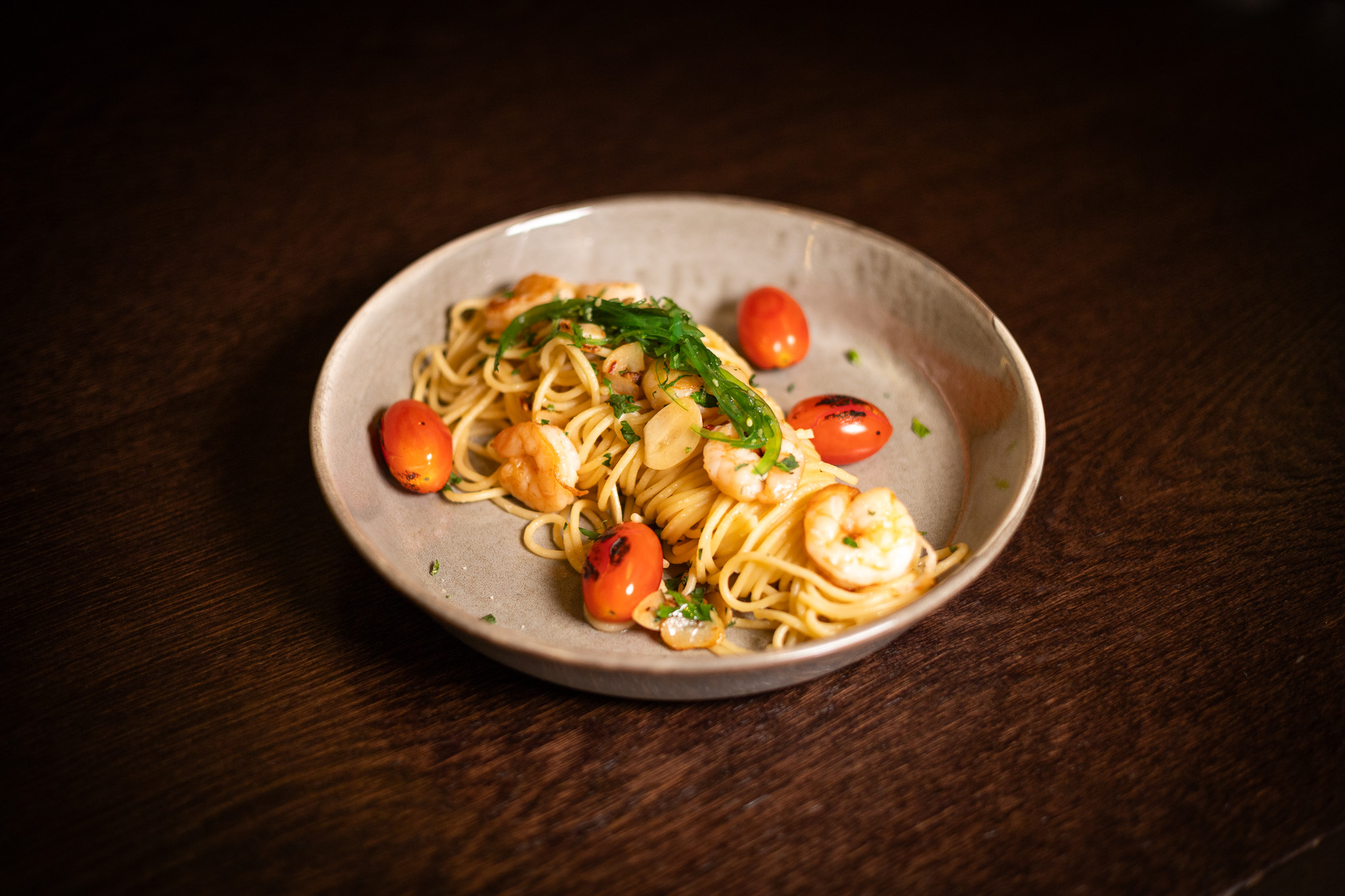 SPAGHETTI AGLIO E OLIO CON GAMBERI, POMODORINI E ALGHE WAKAME