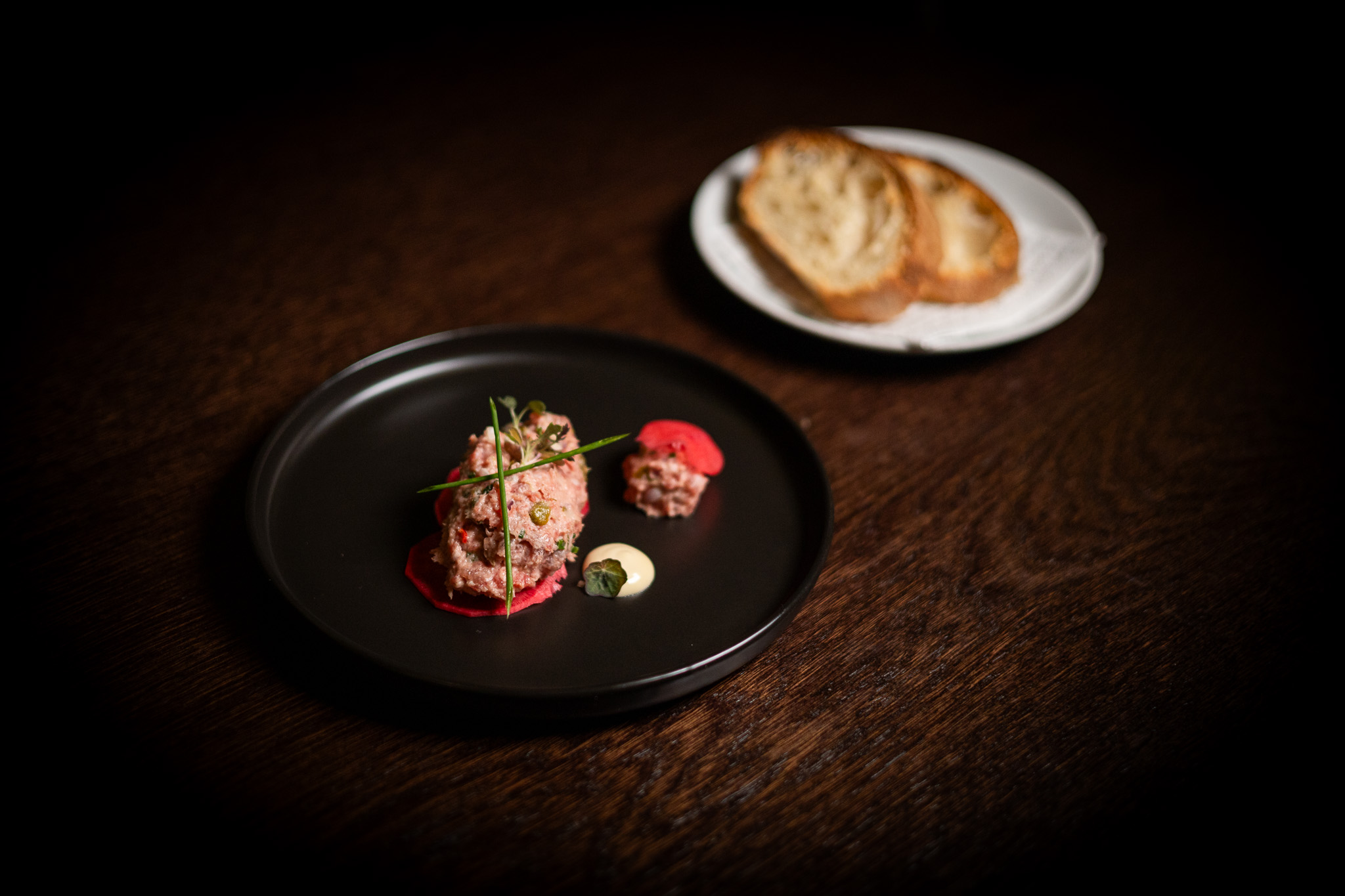 Tartare di manzo, capperi, alice, peperoncino, maionese, ravanello marinato, ciabatta