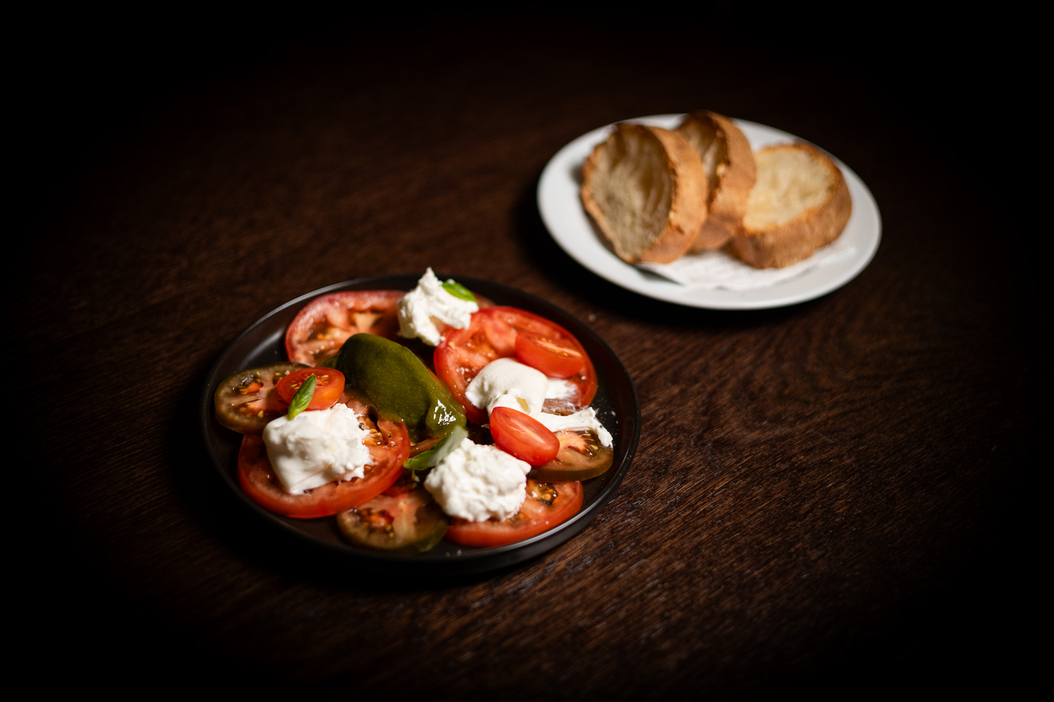 Insalata caprese con burrata, sorbetto al pomodoro e basilico, ciabatta