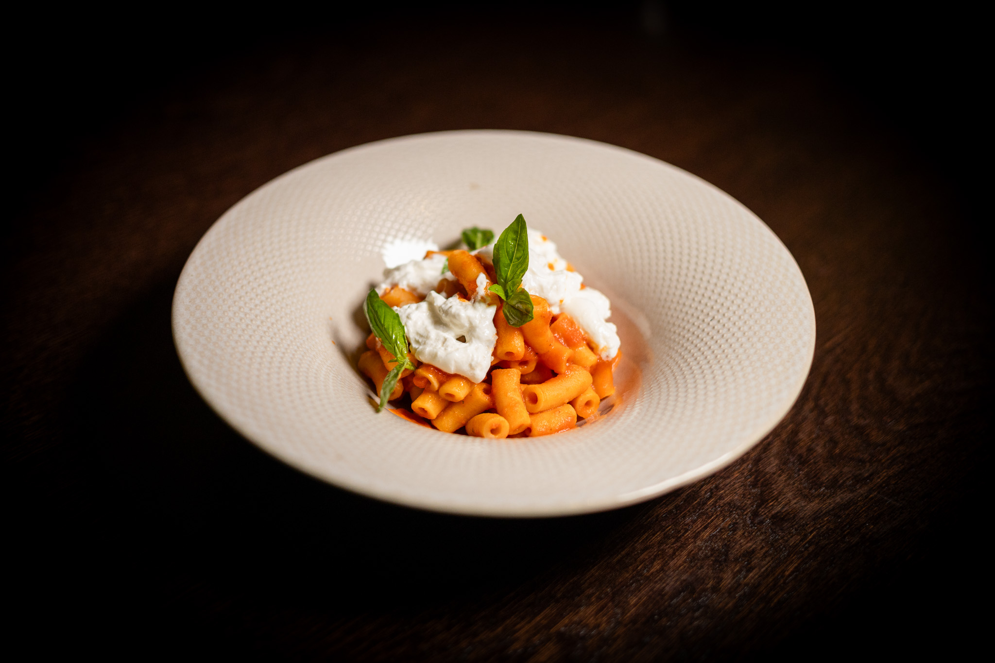 Rigatoni al sugo di pomodoro e burrata