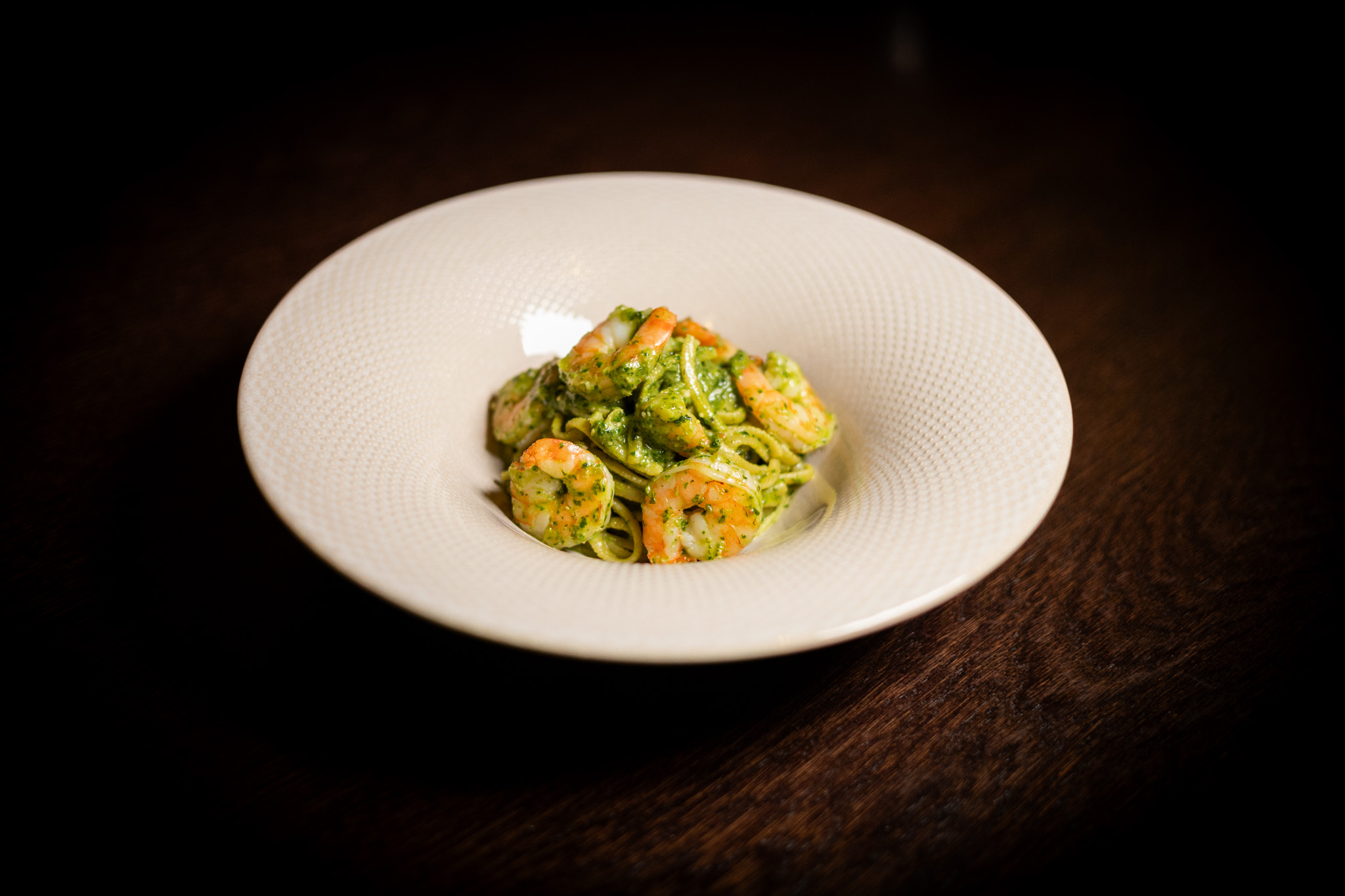 Linguine al pesto di basilico, gamberi e pinoli