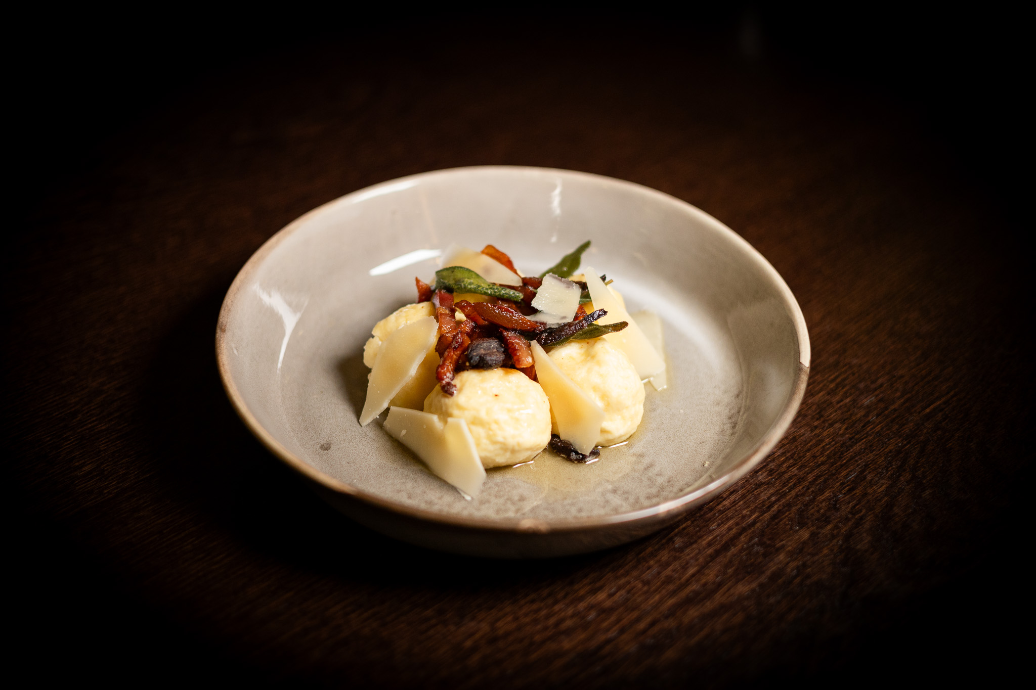 Gnudi al burro con parmigiano, pancetta e salvia