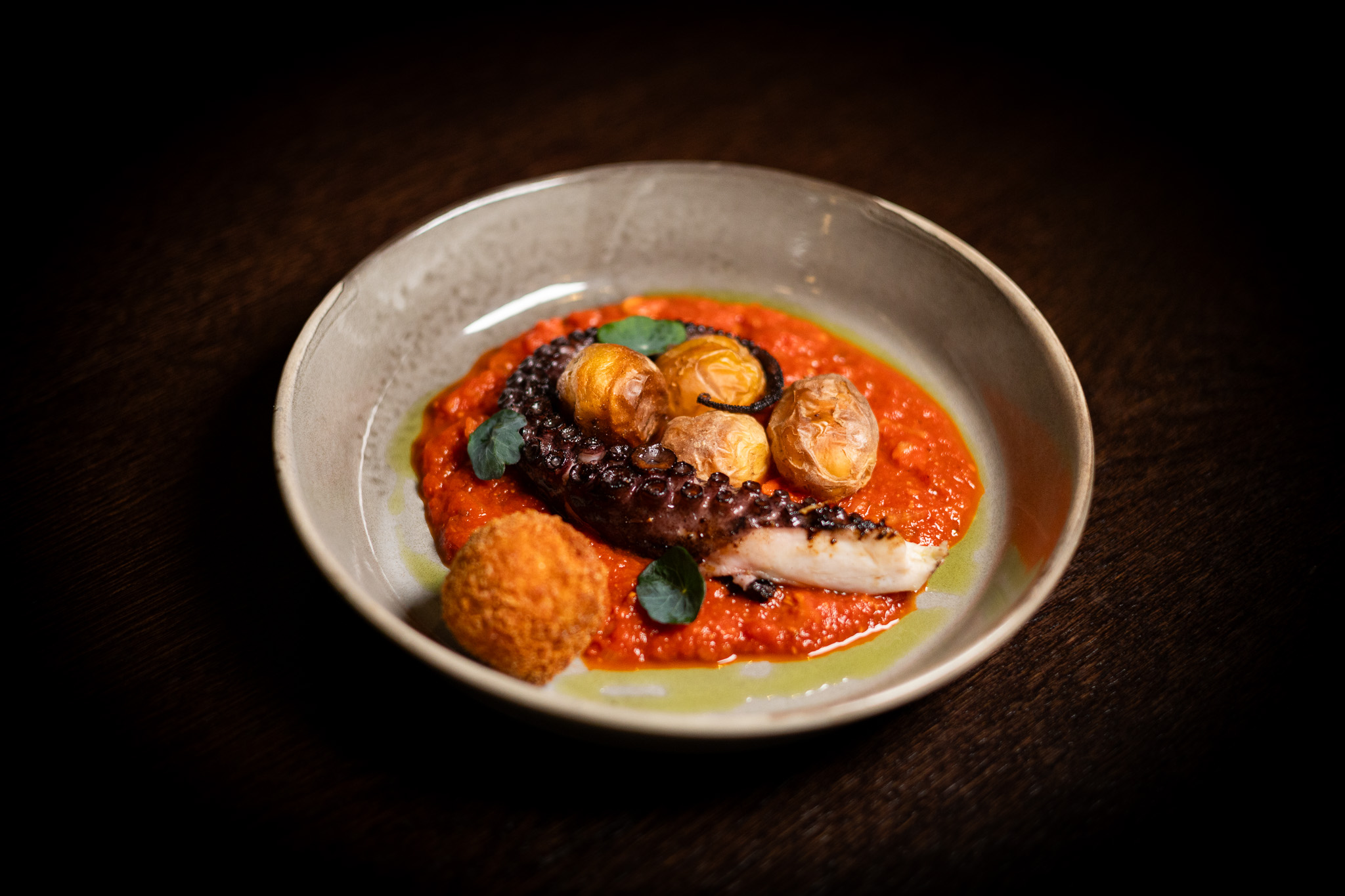 Polpo grigliato, salsa di pomodoro piccante, crocchetta di ventricina e patate al sale