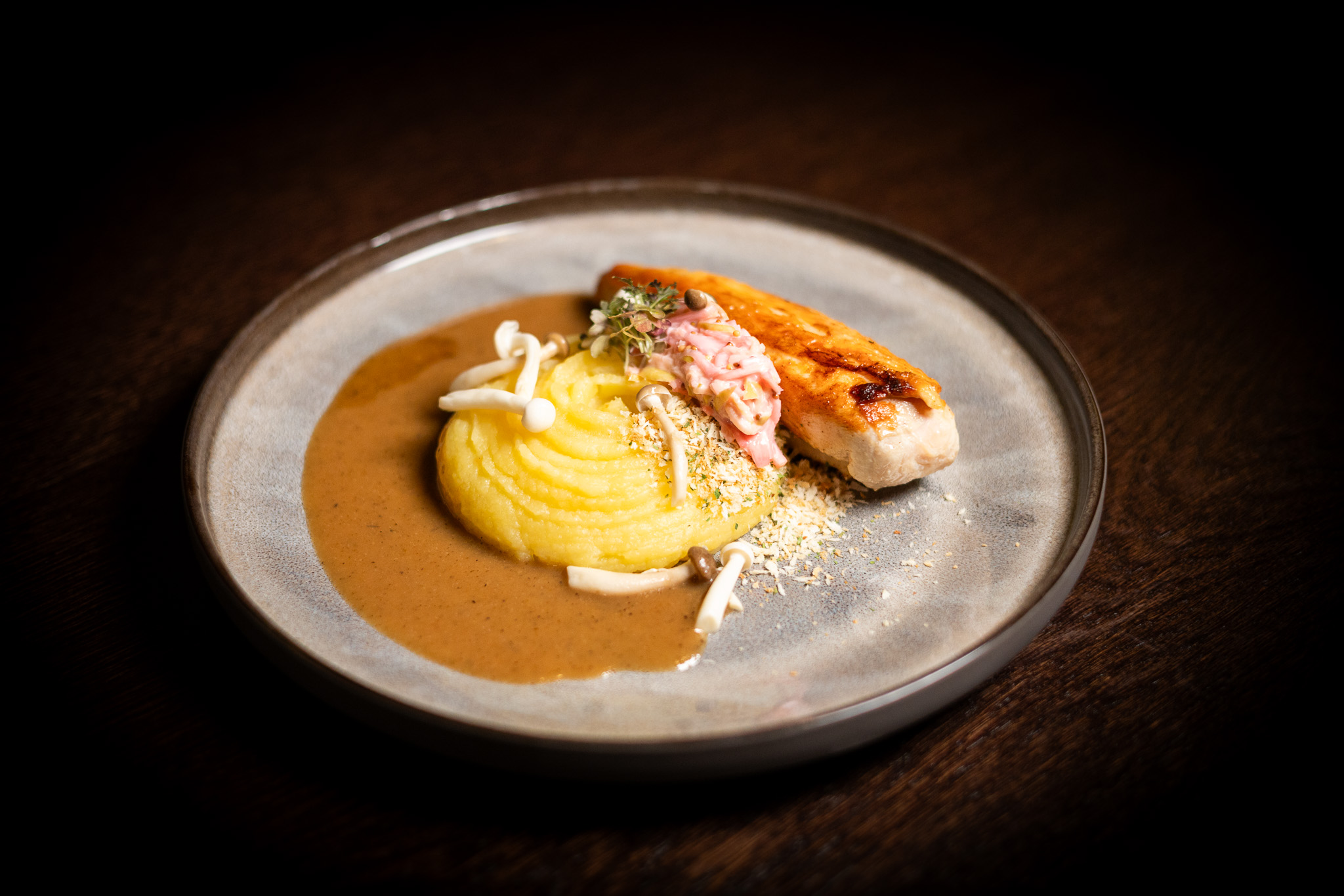 Petto di pollo alla griglia con pelle, salsa ai funghi al vino bianco