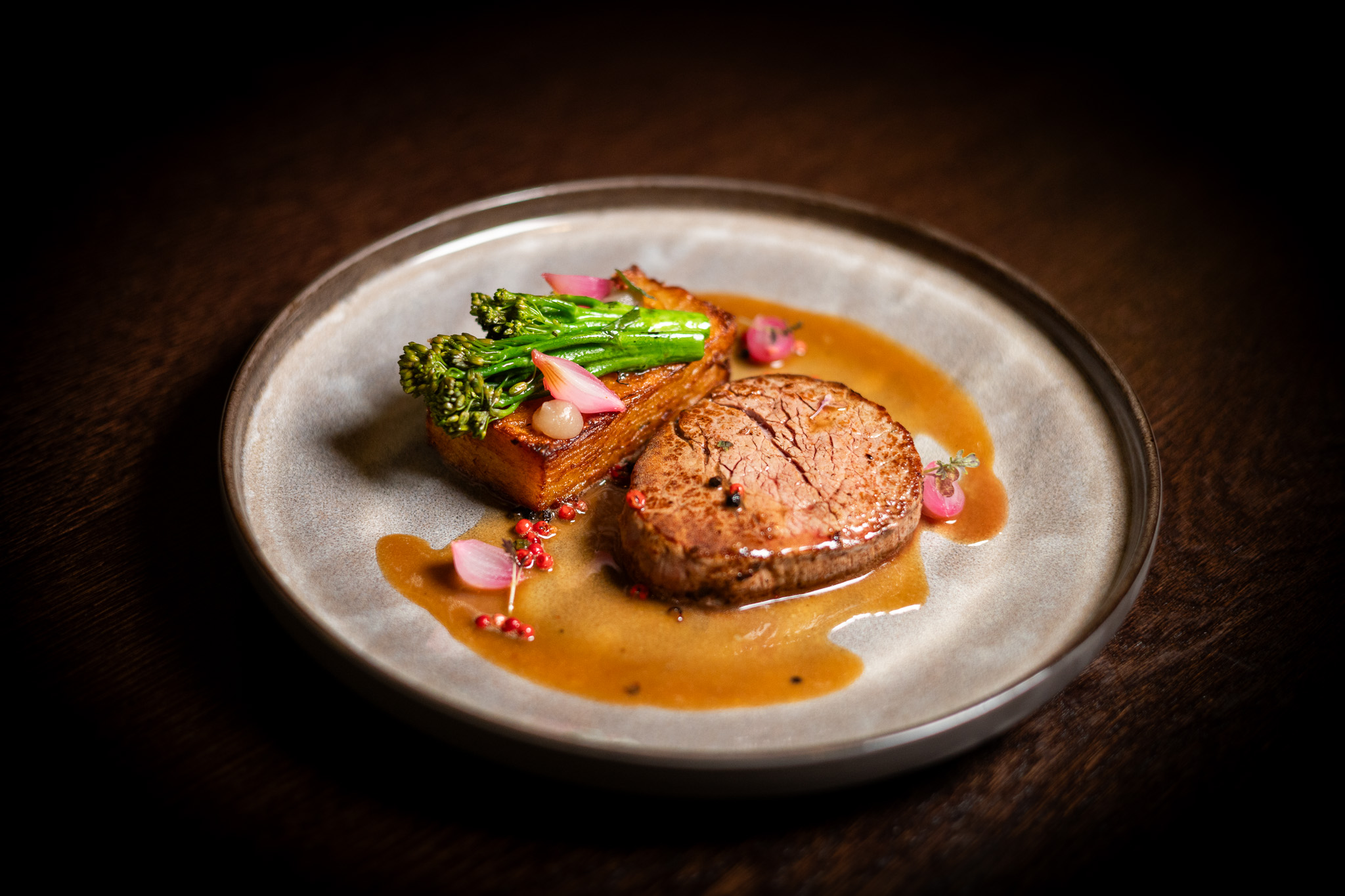 Filetto di manzo, patate confit, broccolini e demi-glace al pepe misto