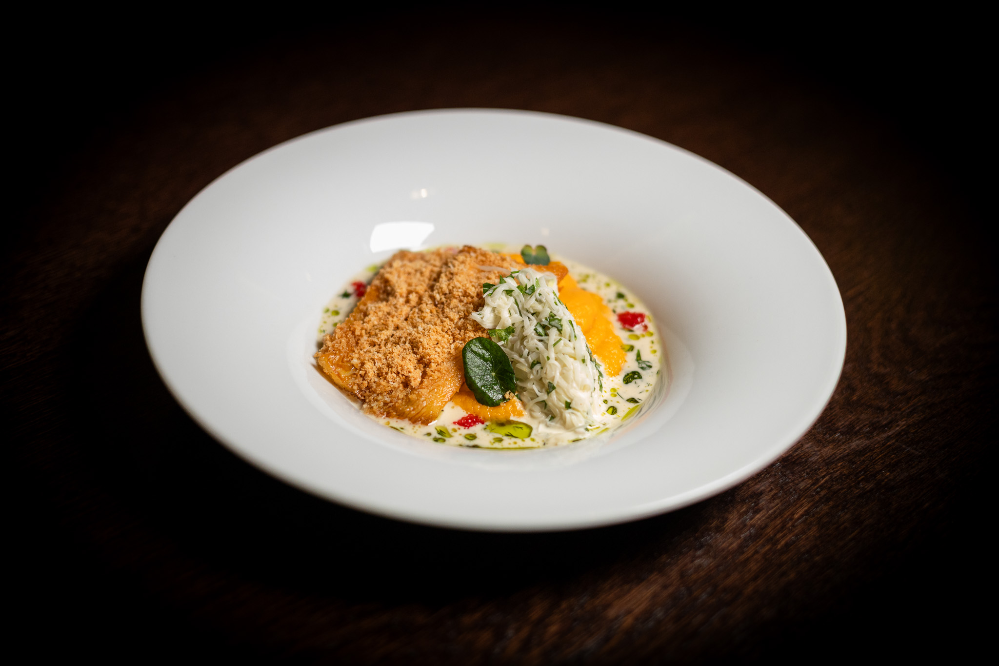Filetto di halibut alla griglia in crosta di noci, salsa all’aneto, purea di verdure