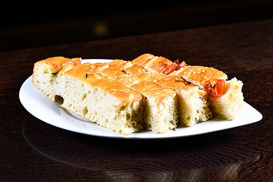 FOCACCIA CON POMODORINI E ROSMARINO