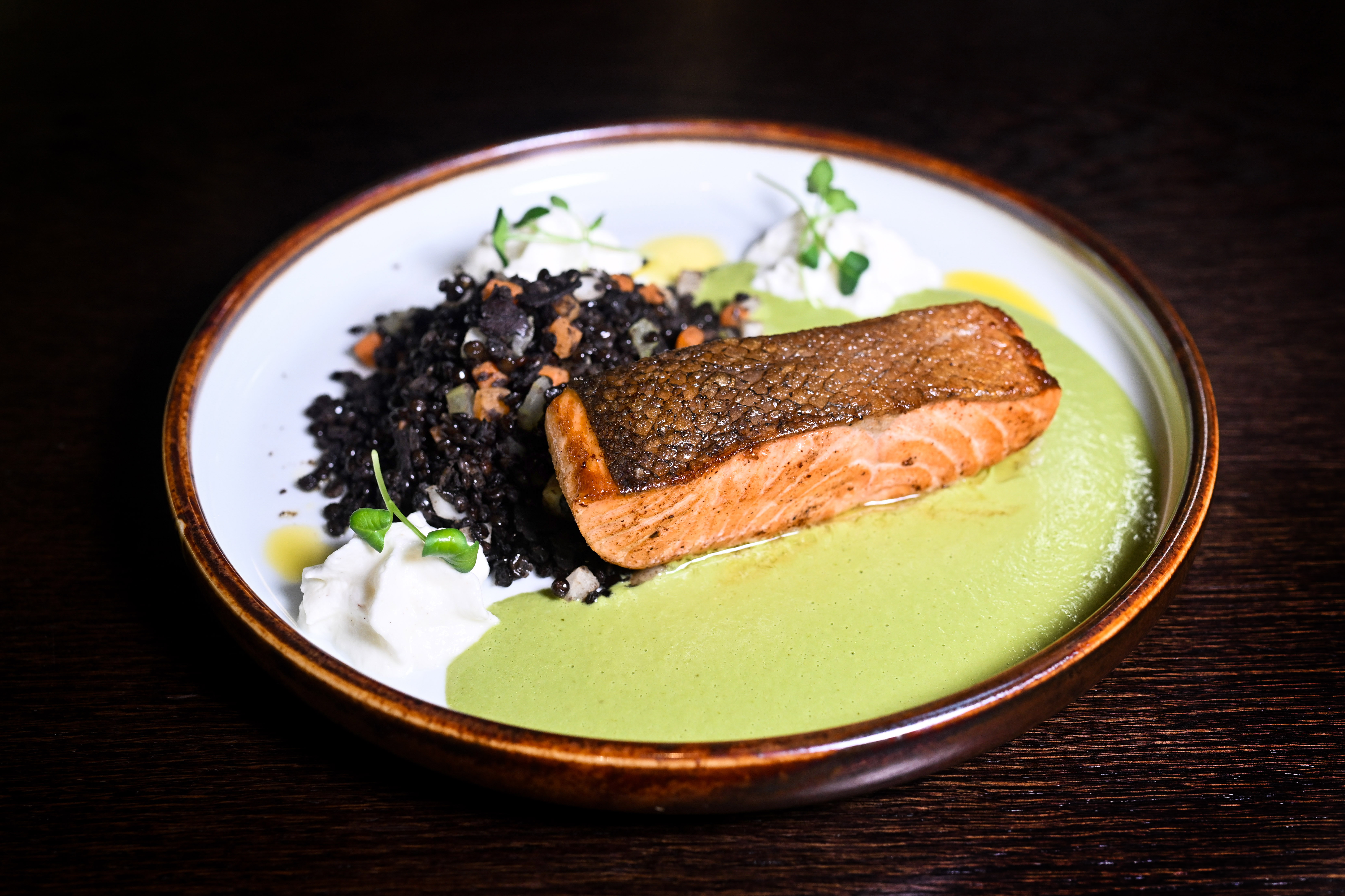 FILETTO DI SALMONE, LENTICCHIE BELUGA CON VERDURE E SALAME VENTRICINA