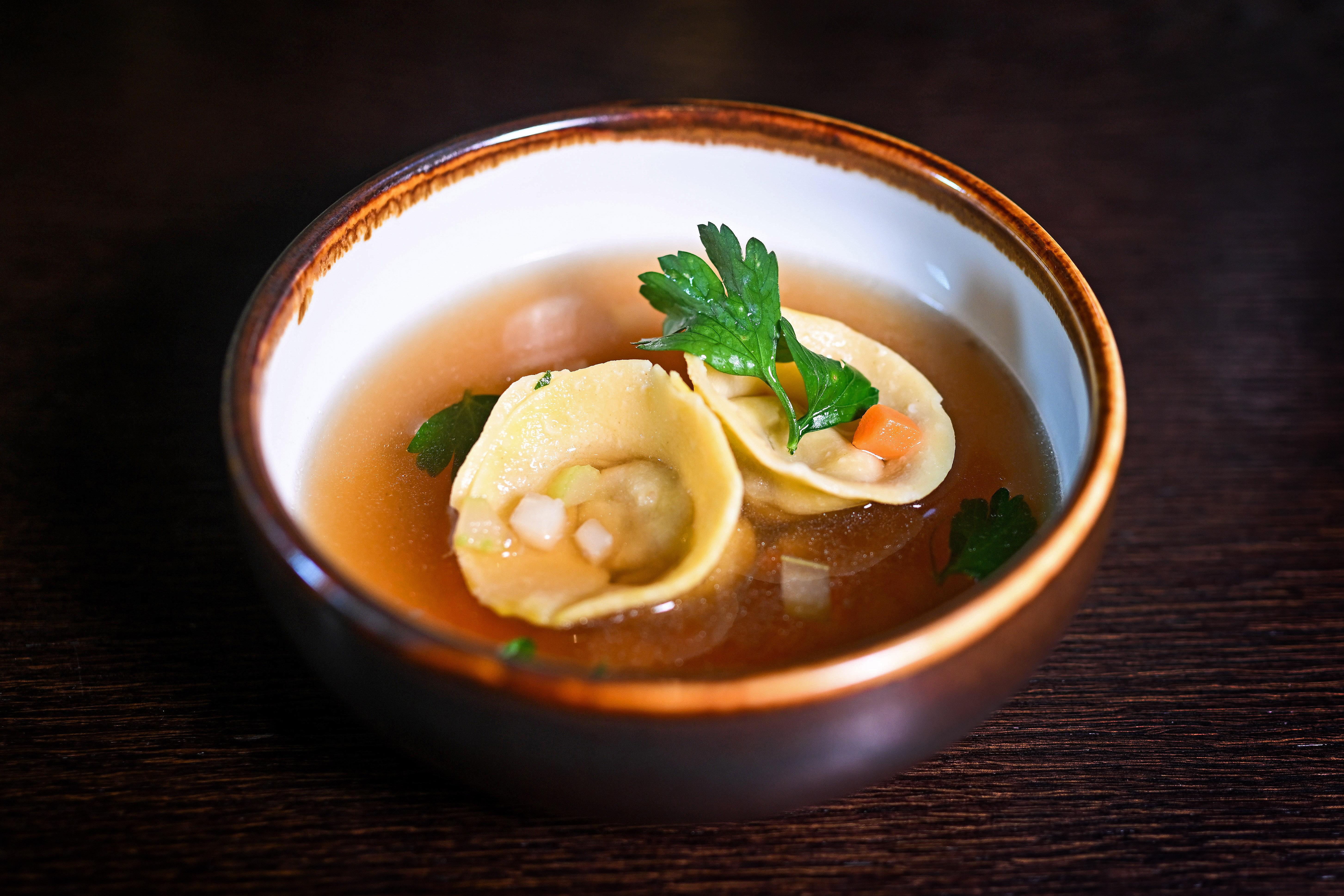 Brodo con ravioli di carne