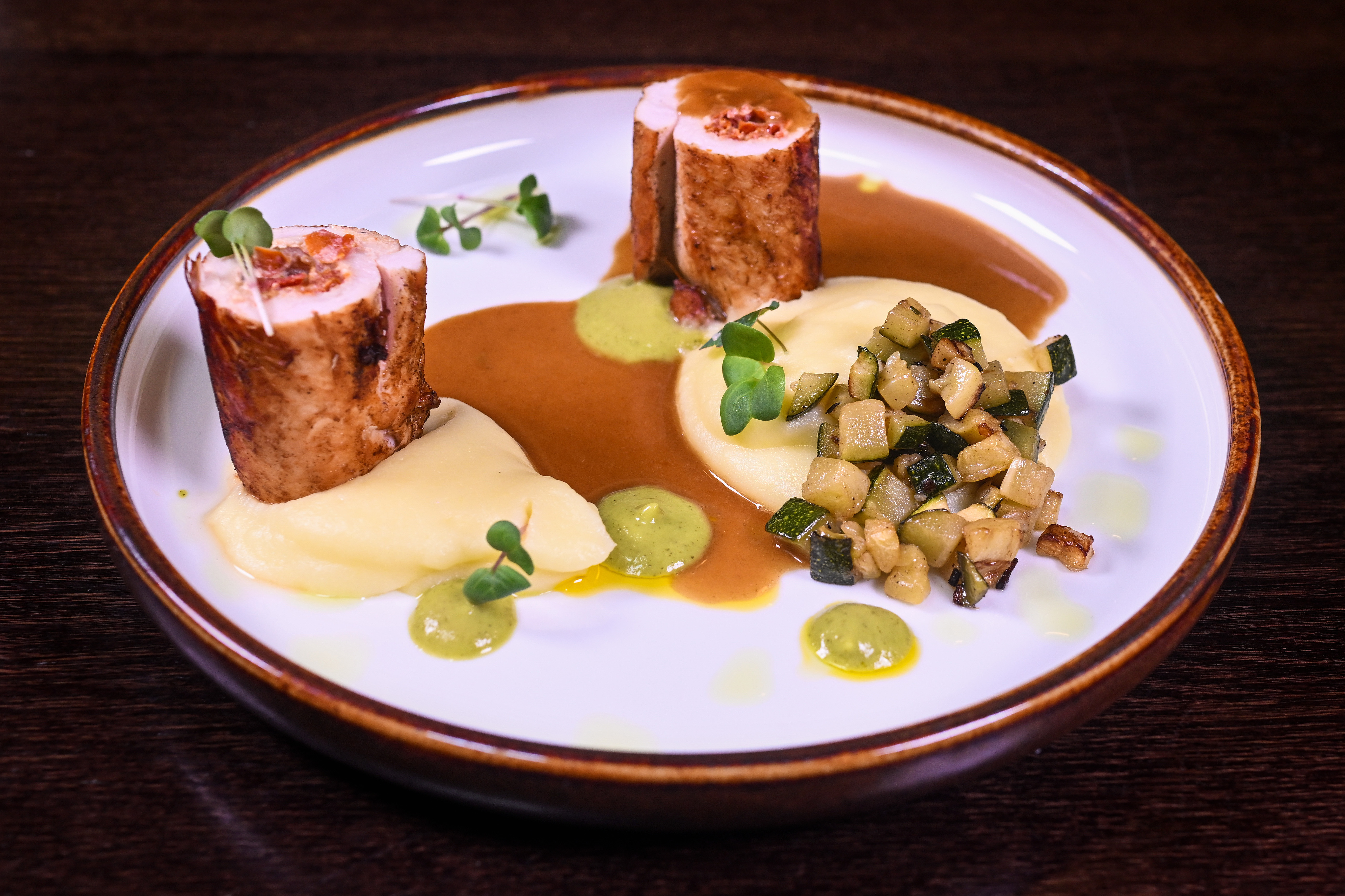 PETTO DI POLLO RIPIENO DI POMODORI SECCHI E RICOTTA, RAGÙ DI ZUCCHINE, PURÉ DI PATATE