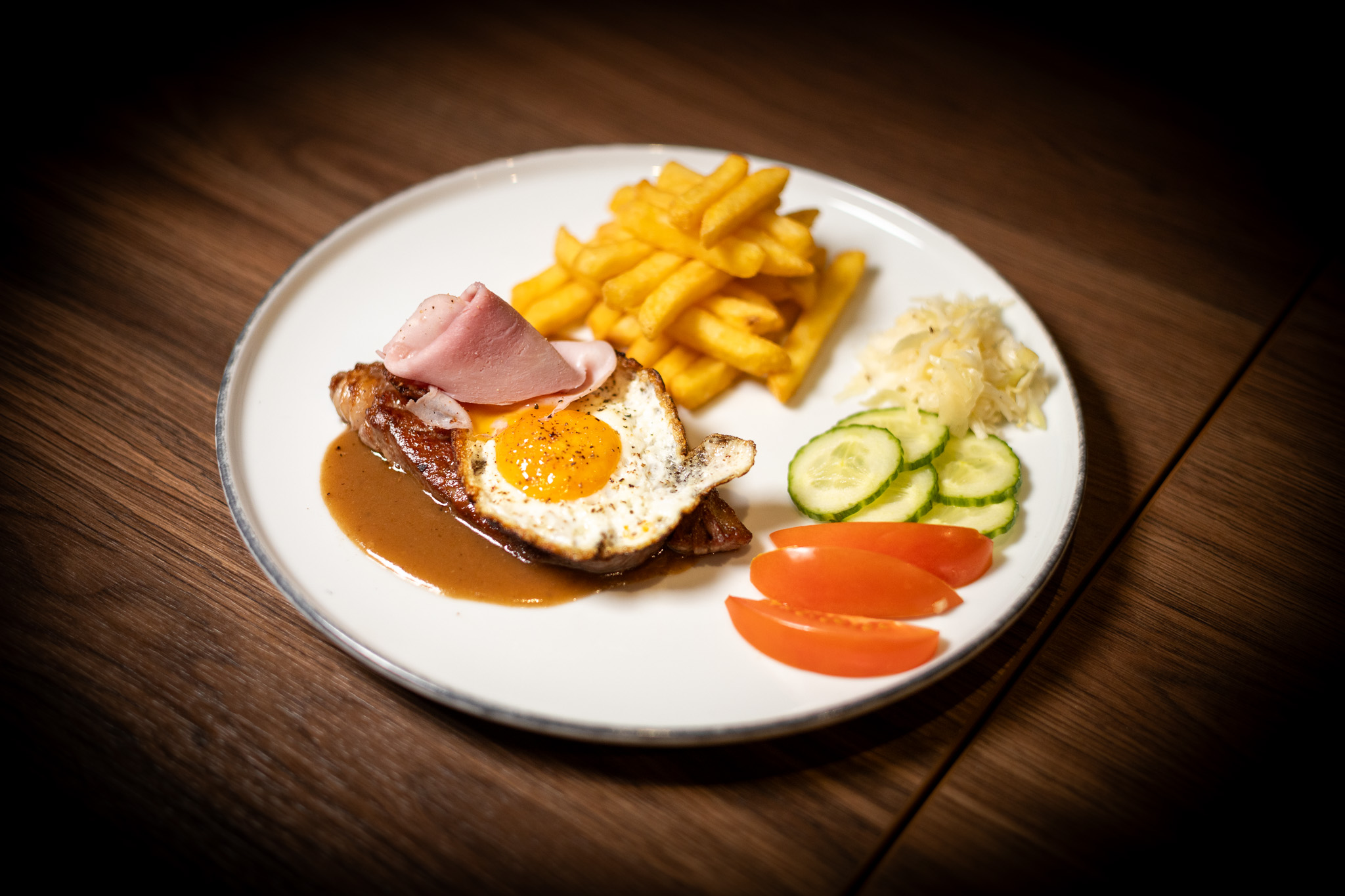 Grilovaná hovězí roštěná se šunkou a sázeným vejcem