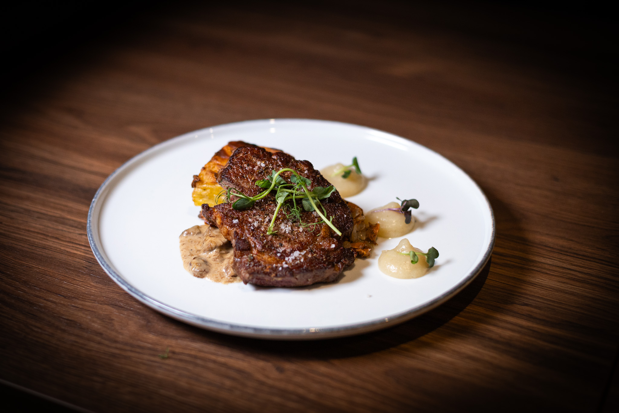 Hovězí rib eye steak na jemné omáčce z pravých hříbků