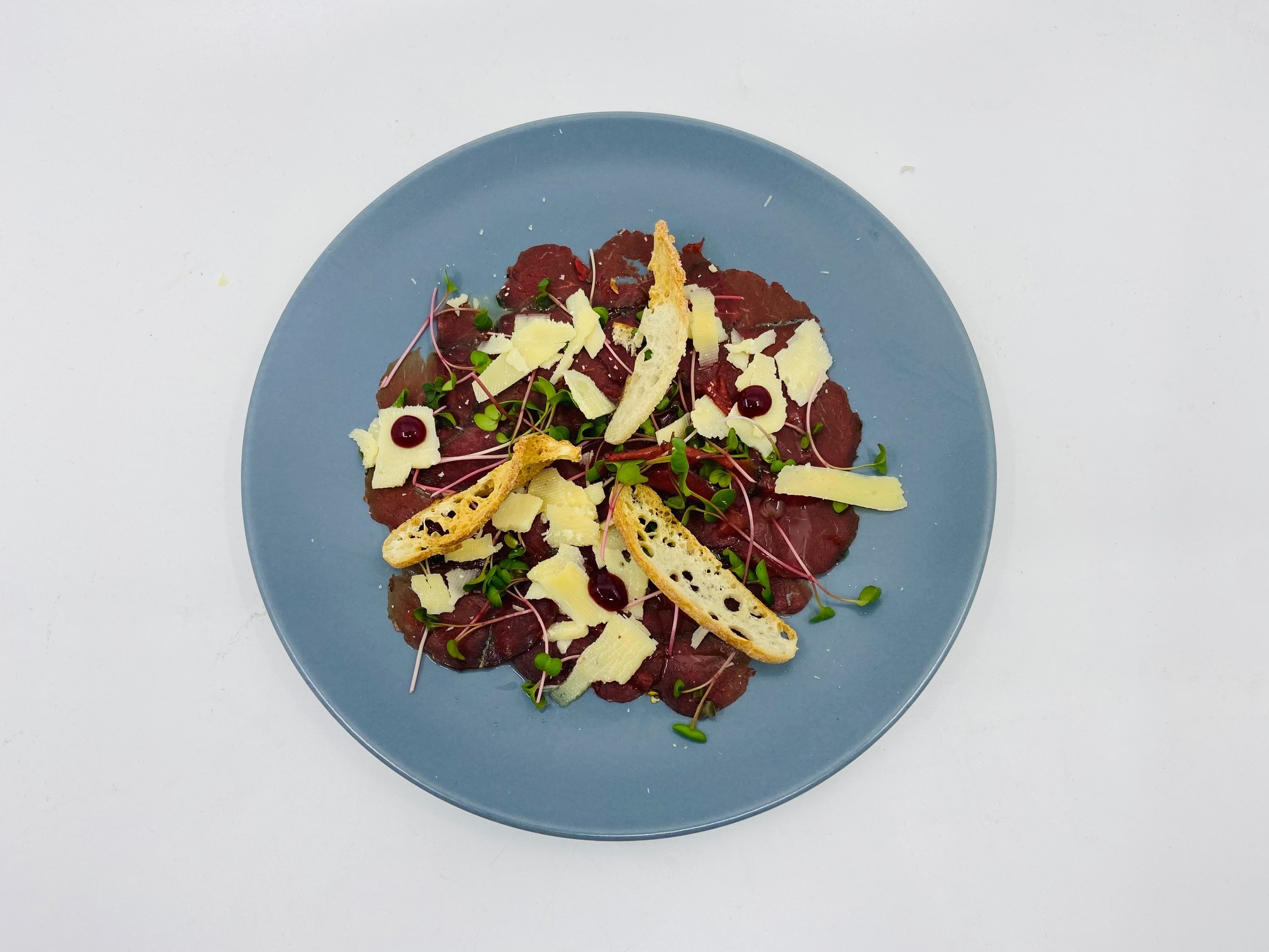 Hovězí carpaccio s rukolou